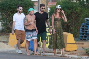 izabel-goulart-and-kevin-trapp-on-vacation-in-brasil-01-14-2018-5.thumb.jpg.59df49fa41ee6893ec0578c1570f9909.jpg