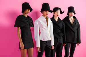 jacquemus-bks-v-rf17-0486.thumb.jpg.04e2046d1c15b7ba2e5e3249f4a7910d.jpg
