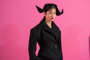 jacquemus-bks-v-rf17-0498.thumb.jpg.d9797ce9c3b7bc41c5754f72f301eefd.jpg