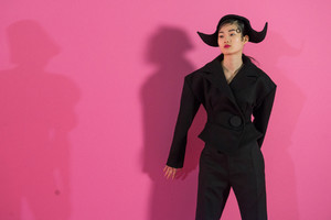jacquemus-bks-v-rf17-0500.thumb.jpg.3874a3e24af0d33de10f5961e17d6a83.jpg