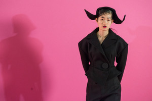 jacquemus-bks-v-rf17-0501.thumb.jpg.af243b5ead0933d39ade45f649a394e8.jpg