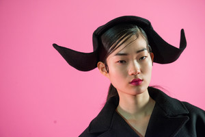 jacquemus-bks-v-rf17-0506.thumb.jpg.ead2deaf1c227e9318b2c730a0149fc0.jpg