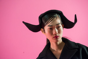 jacquemus-bks-v-rf17-0507.thumb.jpg.79c56f007071067c91bc9354dd7758bb.jpg