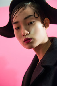jacquemus-bks-v-rf17-0516.thumb.jpg.1b44e324bb3afc23c230756bd9175de2.jpg