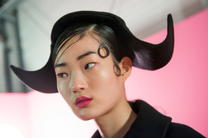 jacquemus-bks-v-rf17-0536.thumb.jpg.5a13b4af4ed8fb1a837bf59319490b9b.jpg