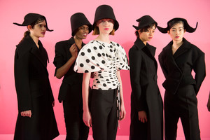 jacquemus-bks-v-rf17-0575.thumb.jpg.2e4d7d9ba65778615461810d7886c4e9.jpg