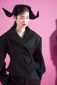 jacquemus-bks-z-rf17-4328.thumb.jpg.42b7c012d08ec50af0cc285f38dc01c4.jpg