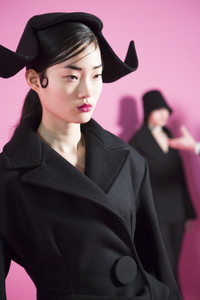 jacquemus-bks-z-rf17-4330.thumb.jpg.5e03764461af992188cee82eacfc9956.jpg