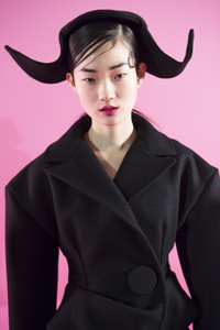 jacquemus-bks-z-rf17-4337.thumb.jpg.1d6597d2e1f100c047abacb1c260c3e1.jpg