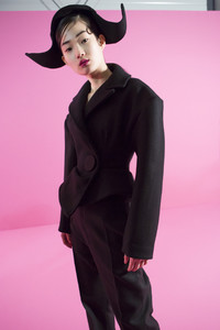 jacquemus-bks-z-rf17-4350.thumb.jpg.92f426b158ee73940ffe240613c49f35.jpg