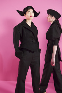 jacquemus-bks-z-rf17-4425.thumb.jpg.5ebd68a903250b3700065b13b8d13d44.jpg