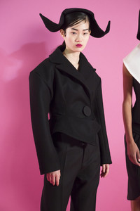 jacquemus-bks-z-rf17-4428.thumb.jpg.cd5d1bc52032d6d5307c68fe05baafd0.jpg