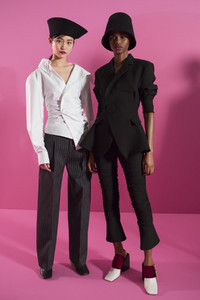 jacquemus-bks-z-rf17-4500.thumb.jpg.10eec2ccb5734cfc368d9e3b82ac2f3e.jpg