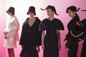 jacquemus-bks-z-rf17-4678.thumb.jpg.a41797d5e4a907a7afad46735de619a2.jpg