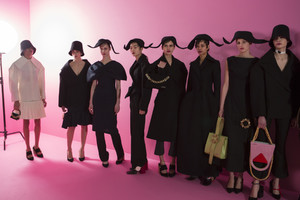 jacquemus-bks-z-rf17-4679.thumb.jpg.35513bbd5eb5086b33f843033b56e89b.jpg