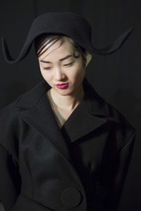 jacquemus-bks-z-rf17-4749.thumb.jpg.f38f39961ed68ff19a21e17bd95c1b6b.jpg