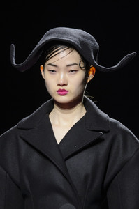 jacquemus-clp-rf17-1639.thumb.jpg.78578159706dc1dddc69f40d2b9baa37.jpg