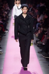 jacquemus-rf17-1619.thumb.jpg.1408effc3c8ddc6e4aaee7a3b243f02e.jpg