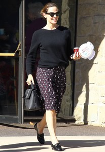 jennifer-garner-leaving-the-community-united-methodist-church-of-pacific-palisades-2.jpg
