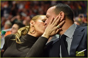 jennifer-lopez-alex-rodriguez-courtside-kiss-02.jpg