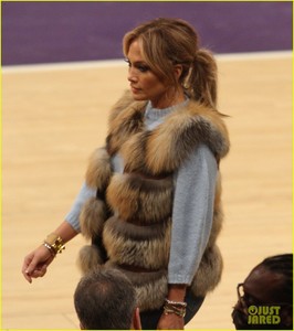 jennifer-lopez-alex-rodriguez-take-their-kids-to-the-lakers-game-02.jpg