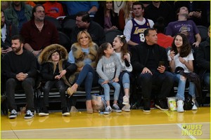 jennifer-lopez-alex-rodriguez-take-their-kids-to-the-lakers-game-03.jpg