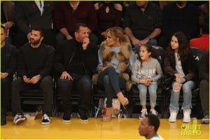 jennifer-lopez-alex-rodriguez-take-their-kids-to-the-lakers-game-06.jpg