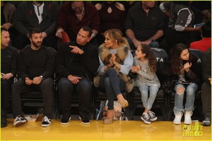 jennifer-lopez-alex-rodriguez-take-their-kids-to-the-lakers-game-10.jpg