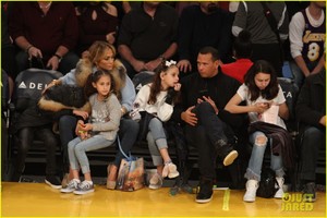 jennifer-lopez-alex-rodriguez-take-their-kids-to-the-lakers-game-17.jpg