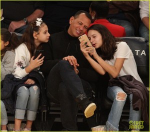 jennifer-lopez-alex-rodriguez-take-their-kids-to-the-lakers-game-19.jpg