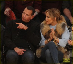 jennifer-lopez-alex-rodriguez-take-their-kids-to-the-lakers-game-23.jpg