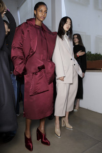 jil-sander-bks-m-rf17-8176.thumb.jpg.3c4836618492e7acf0b783b5ff8ceb6a.jpg