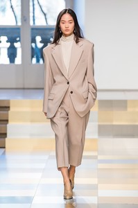 jil-sander-rf17-2541.thumb.jpg.e3ba8ca76955ec59962d3a1c5e4ed89b.jpg