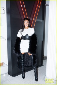 justine-skye-winnie-harlow-step-out-for-uniqlo-u-x-v-magazine-launch-party-01.jpg