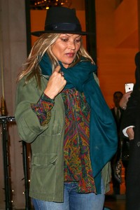 kate-moss-shopping-at-louis-vuitton-in-paris-4.jpg