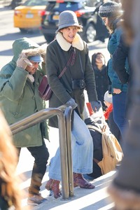 katie-holmes-in-cute-winter-outfit-in-nyc-0.jpg