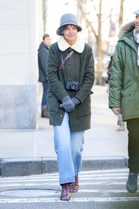 katie-holmes-in-cute-winter-outfit-in-nyc-6.jpg