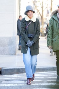katie-holmes-in-cute-winter-outfit-in-nyc-8.jpg