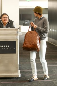 katie-holmes-lax-airport-in-los-angeles-01-11-2018-0.jpg