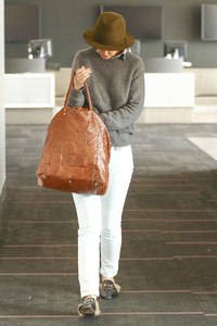 katie-holmes-lax-airport-in-los-angeles-01-11-2018-4.jpg