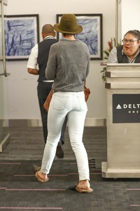 katie-holmes-lax-airport-in-los-angeles-01-11-2018-5.jpg