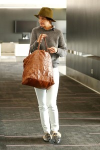 katie-holmes-lax-airport-in-los-angeles-01-11-2018-6.jpg