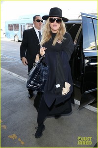 khloe-kardashian-conceals-baby-bump-jets-out-of-la-01.jpg