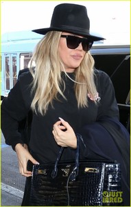 khloe-kardashian-conceals-baby-bump-jets-out-of-la-02.jpg