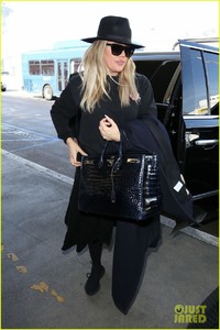 khloe-kardashian-conceals-baby-bump-jets-out-of-la-03.jpg