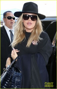 khloe-kardashian-conceals-baby-bump-jets-out-of-la-04.jpg