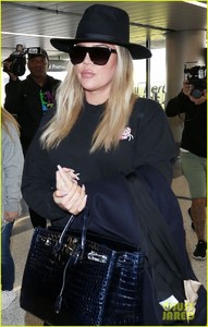 khloe-kardashian-conceals-baby-bump-jets-out-of-la-06.jpg