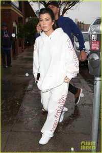 khloe-kardashian-kim-kardashian-kourtney-kardashian-lunch-05.jpg
