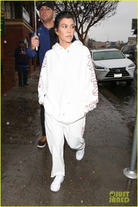 khloe-kardashian-kim-kardashian-kourtney-kardashian-lunch-09.jpg