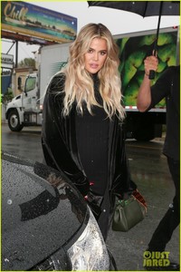 khloe-kardashian-kim-kardashian-kourtney-kardashian-lunch-18.jpg